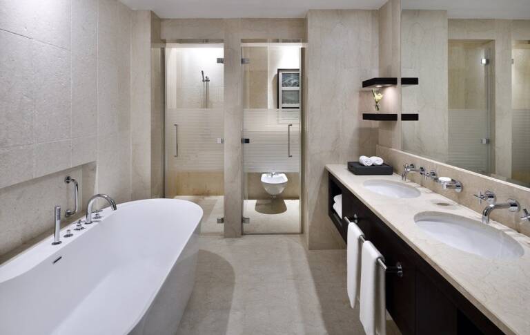 Bathroom-for-Golf-and-Courtayrd-view