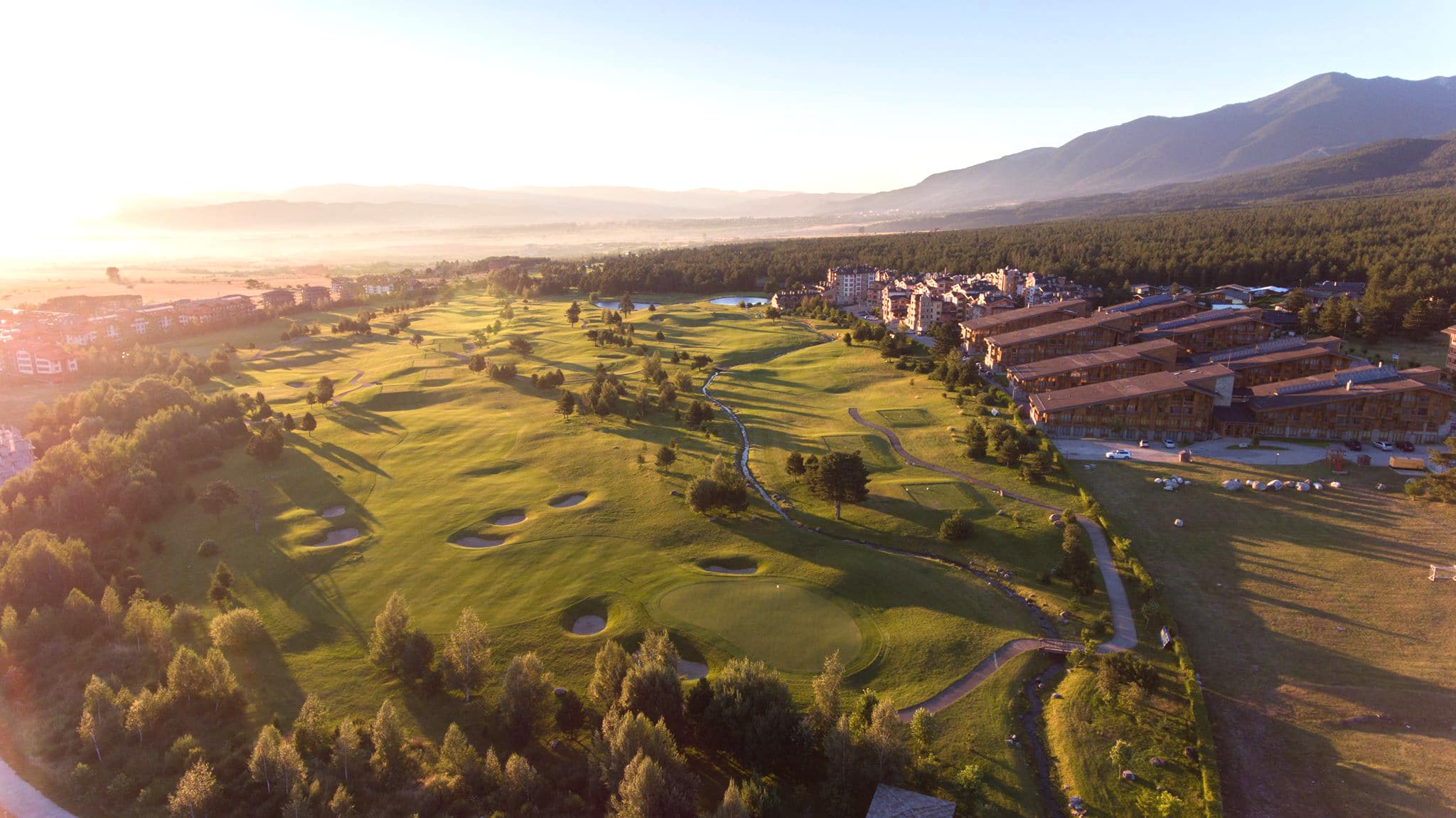 Pirin Golf & Country Club nära Bansko – en golfanläggning och en golfbana med Pirinbergen i bakgrunden