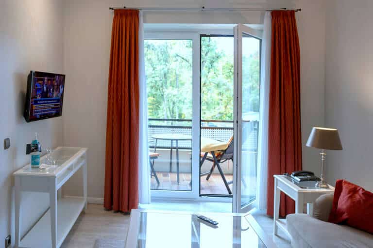 codoma_Hotel Amtsheide Zimmer 215 Balkon offen TV_Original (kommerz