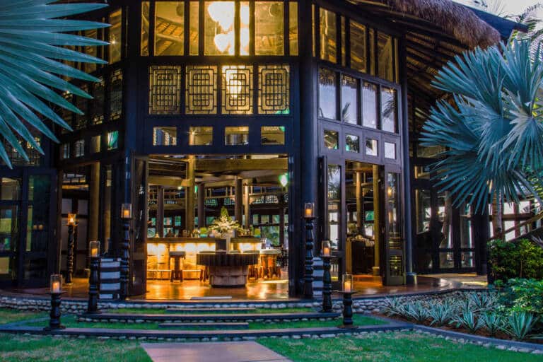 Barefoot-Restaurant-Entrance-scaled