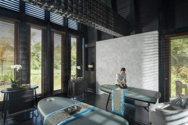 Spa-Lagoon-Villa-treatment-room-with-therapist-scaled
