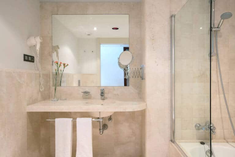 sensimarplayalabarrosadouberoombathroomwithbath-edited695