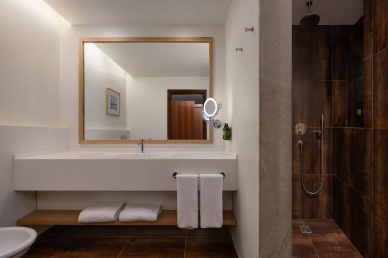 mc-faopv-elegant-bathroom-29456_Classic-Hor
